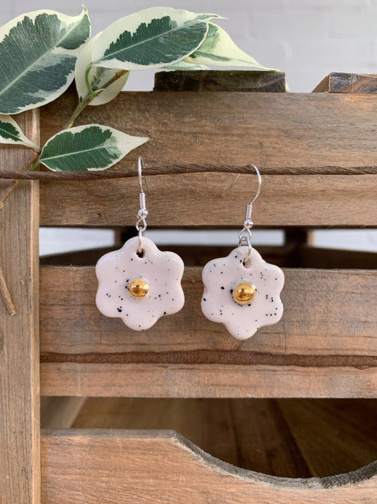 FRECKLE LUSTRE DAISY EARRINGS