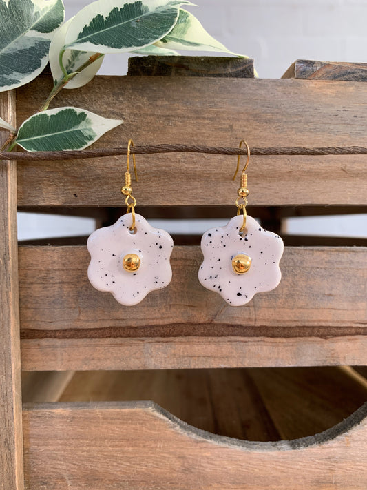 FRECKLE LUSTRE DAISY EARRINGS